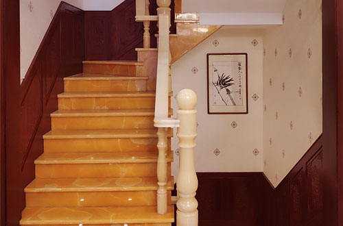 福贡中式别墅室内汉白玉石楼梯的定制安装装饰效果